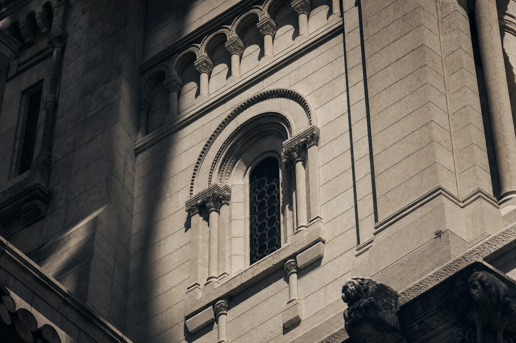 Cathédrale Saint-Nicolas de Monaco, façade en pierre blanche