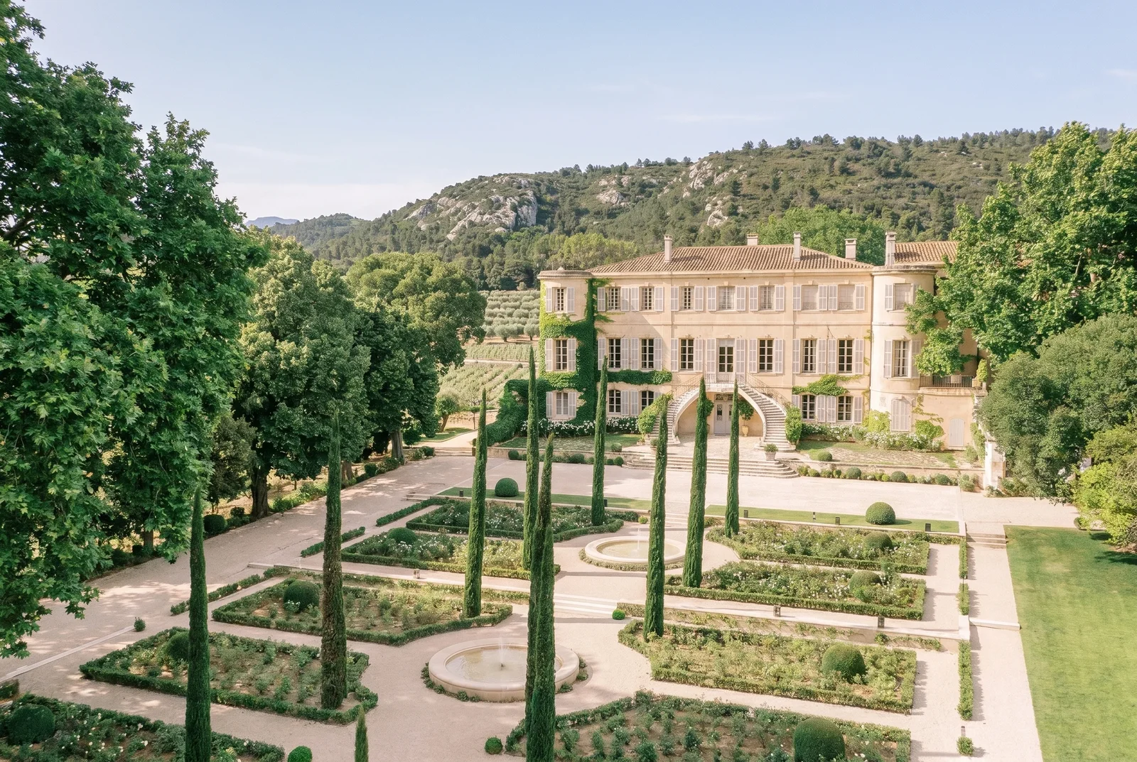 Château provençal et ses jardins à la française, cyprès et fontaines